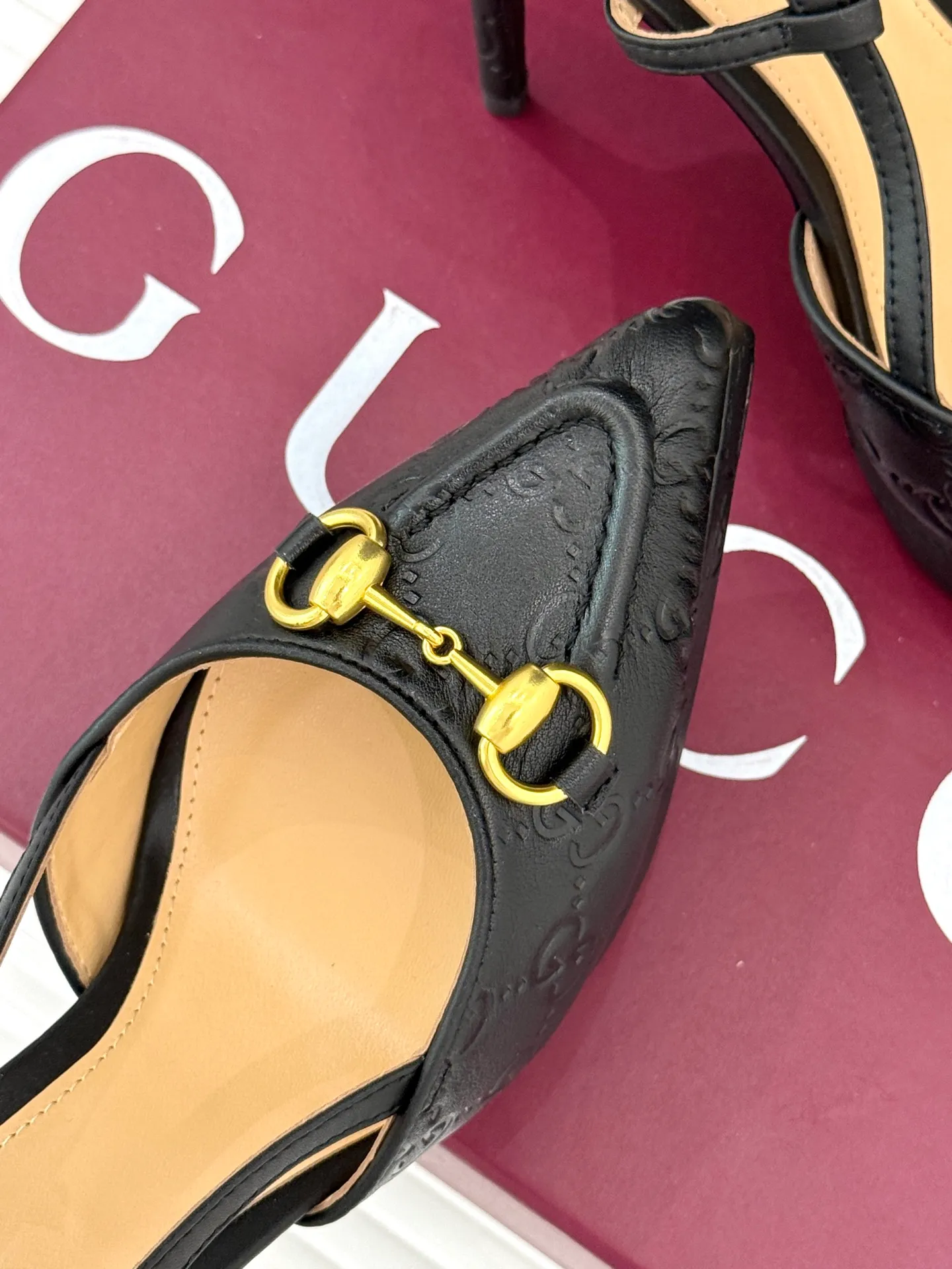 Factory direct sales p680🐘🐘Women's shoes Women's Gucci/Gucci classic horsebit pointed toe platform high-heeled sandals Perfectly integrate classic elements and fashion design. These sandals are decorated with the iconic horsebit. The metallic horsebit embellishes the upper, exuding a strong retro style and highlighting the brand heritage. The design of the waterproof platform and the high heel complement each other. The 9.5 cm high heel and the 2 cm waterproof platform can effectively reduce the pressure on the foot while elongating the leg line, making walking more stable. The adjustable ankle buckle design is not only easy to put on and take off, but can also be adjusted according to personal foot shape to ensure a comfortable fit. Whether paired with an elegant dress for formal occasions or paired with simple trousers to create a fashionable street style, these sandals can be easily worn, adding a touch of color to the overall look and showing the wearer's unique taste and fashion attitude. The fabric is made of original customized calfskin, the inner pads are all sheepskin, and the genuine leather outsole imported from Italy size: 35-39 (40/41/42 customized)